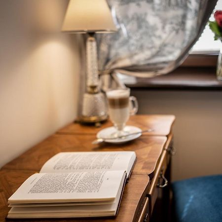 קרקוב Hotel Grodek מראה חיצוני תמונה A book on a table