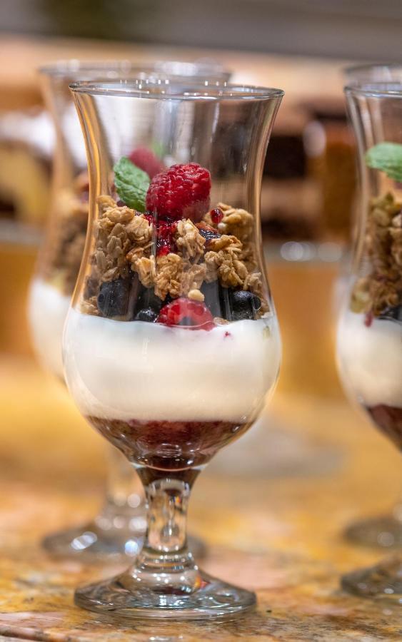 קרקוב Hotel Grodek מראה חיצוני תמונה A parfait with granola and fruit