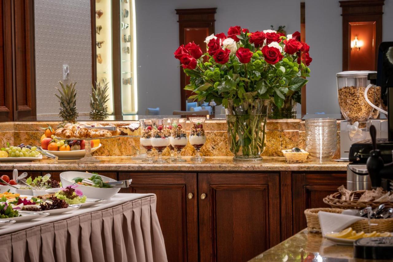 קרקוב Hotel Grodek מראה חיצוני תמונה A buffet at a hotel