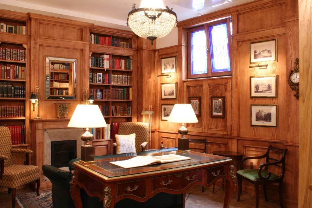 קרקוב Hotel Grodek מראה חיצוני תמונה The study of the Duke of Westminster at the London Library