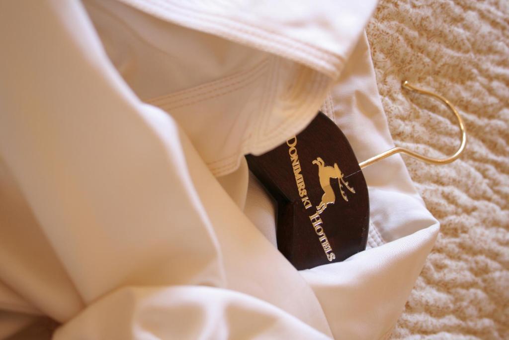 קרקוב Hotel Grodek מראה חיצוני תמונה A shirt on a hanger