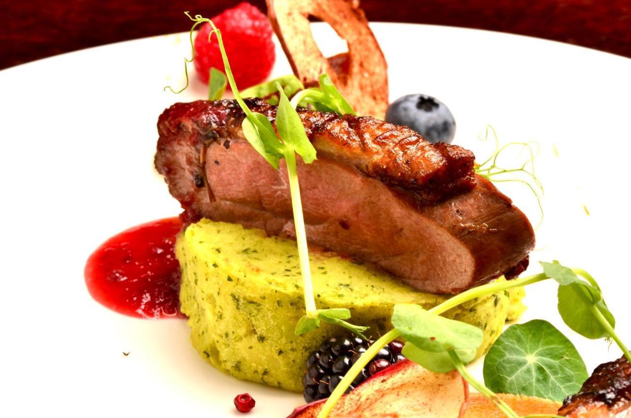 קרקוב Hotel Grodek מראה חיצוני תמונה A duck confit dish