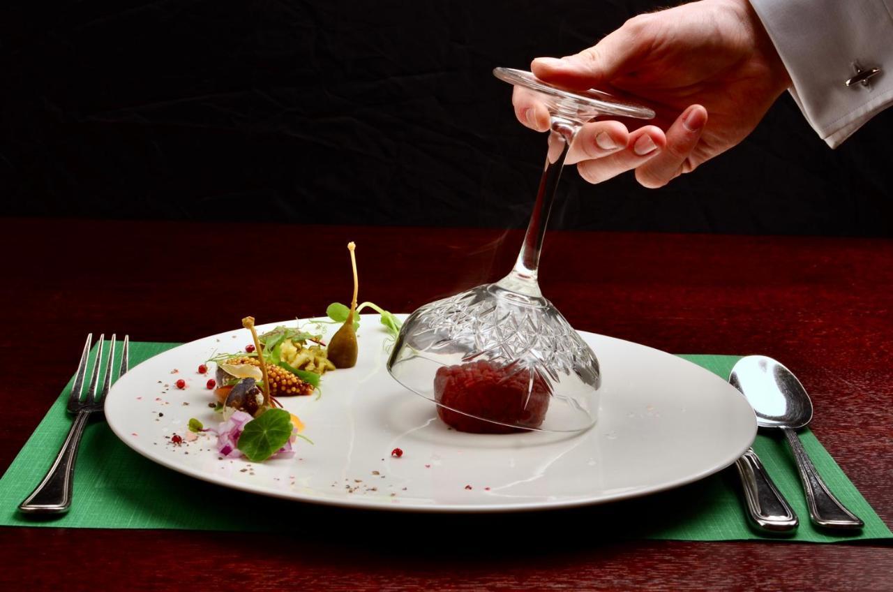 קרקוב Hotel Grodek מראה חיצוני תמונה A waiter serving a dish