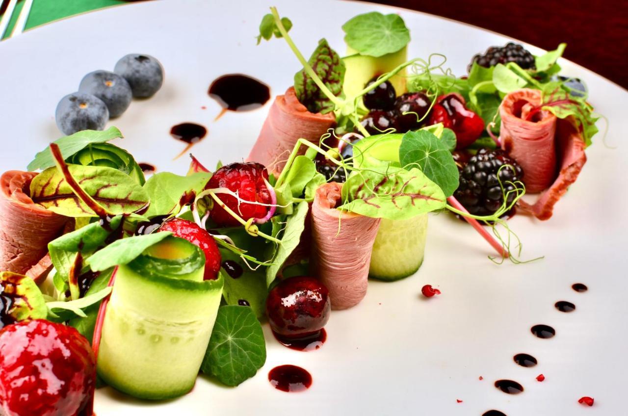 קרקוב Hotel Grodek מראה חיצוני תמונה A salad with ham and berries